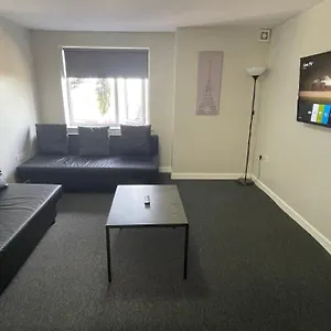 Hosted By Ryan - 2 Bedroom Liverpool