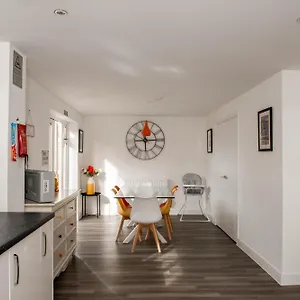  Apartment Spacious & Stylish 4-bed House With Hot Tub In Prime Location United Kingdom